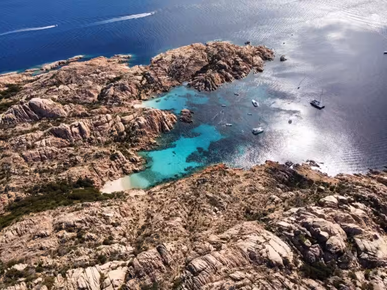 Oubliez la Corse et la Sardaigne : découvrez cette île secrète aux eaux cristallines qui séduit les voyageurs