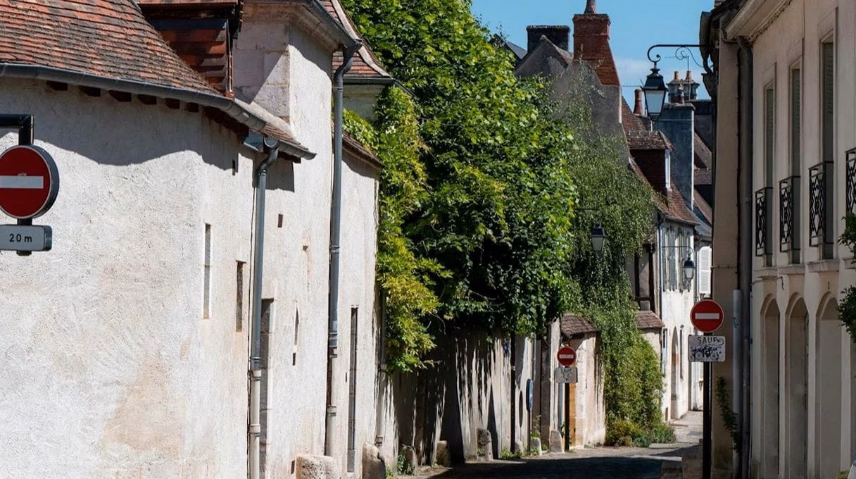 Ce village médiéval de 84 habitants à 25€ la journée depuis Lyon